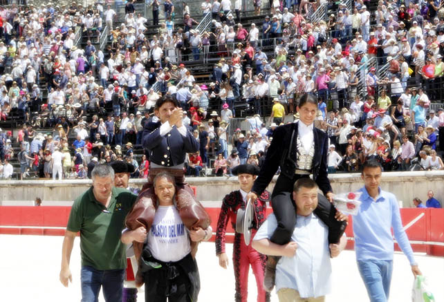 Lea Vicens abre la puerta de los Cónsules de Nimes
